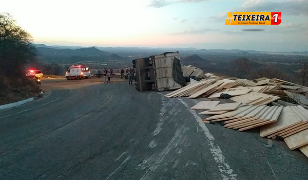 Carreta carregada com portas tomba na Serra de Teixeira no início da tarde desta quarta-feira (24) e uma pessoa fica presa às ferragens