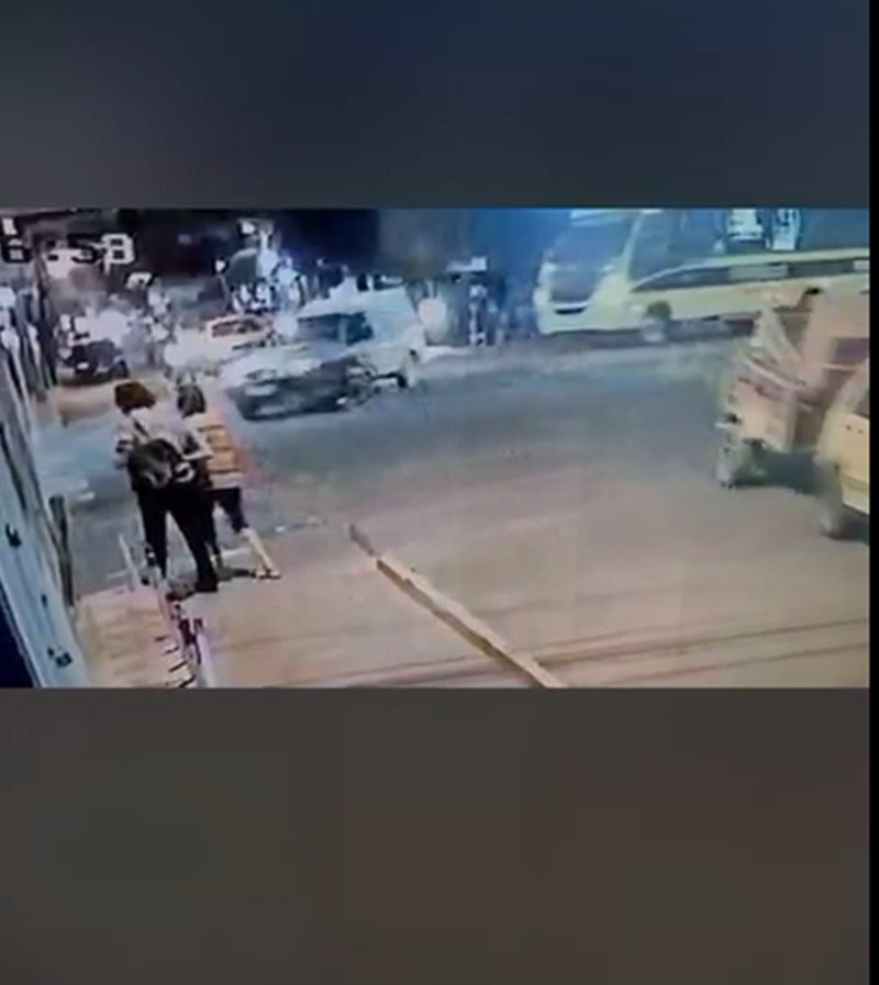 Acidente envolvendo motoboy é registrado no centro de Patos na noite desta quarta (24). Veja as imagens