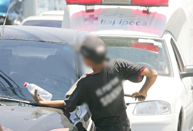 Motorista de ônibus pede providência sobre flanelinhas nos semáforos de Patos: “Só causam problemas”