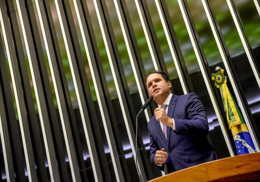 Hugo Motta comenta aprovação da criação do Auxílio Brasil. Ouça