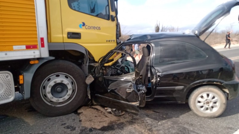 Colisão entre carro e caminhão dos Correios deixa um morto na BR-230, em Soledade