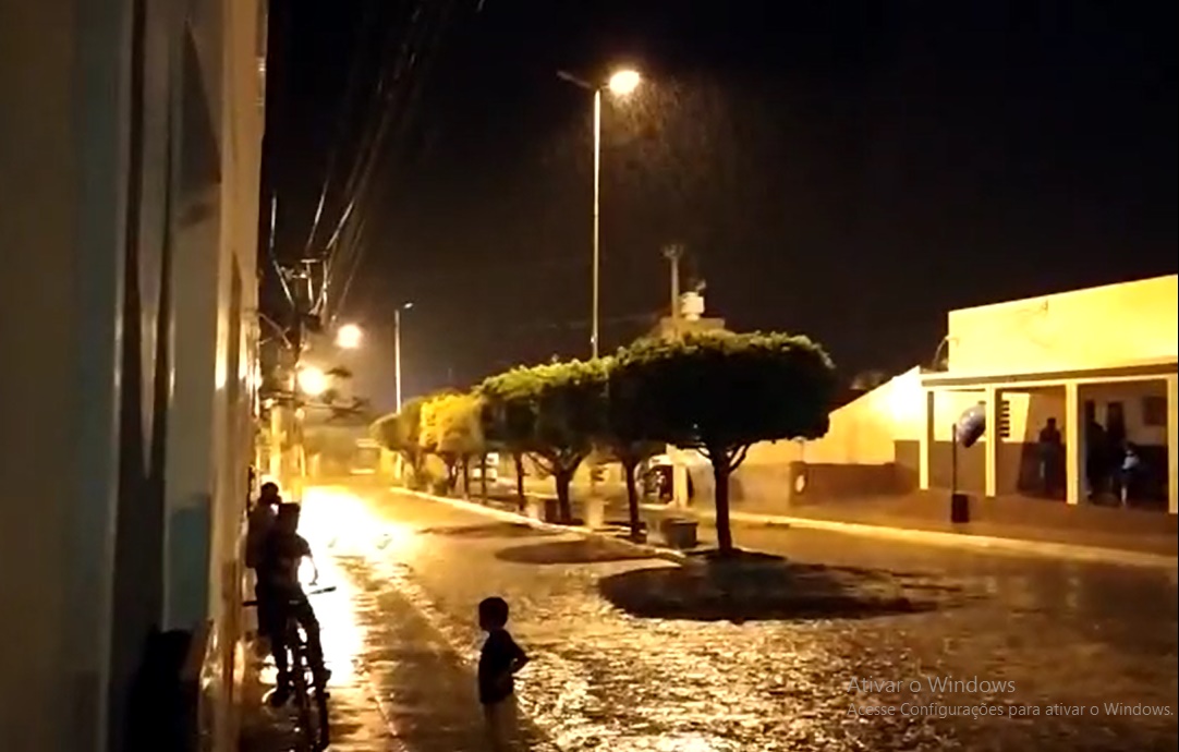 Cidade de Mãe D’água registra chuva na noite deste domingo (28). Veja o vídeo