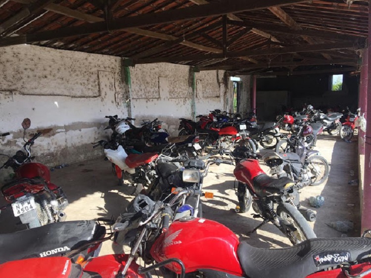 Polícia Militar apreende motos usadas por menores que realizam manobras arriscadas, em São Bento