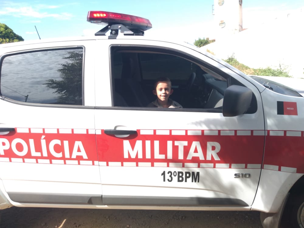 Policiais militares homenageiam criança no conjunto Chagas Soares em Itaporanga