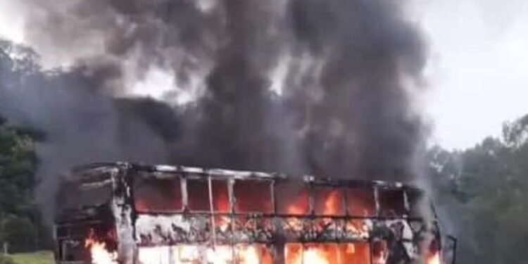 Ônibus que transportava 52 passageiros de SP para o Sertão da Paraíba pega fogo em MG