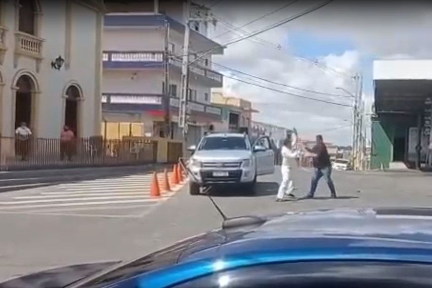 Homens trocam socos e empurrões no meio da rua, em Remígio, após discussão em grupo de WhatsApp por causa de política