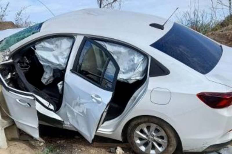 Carro tomba na BR-361 após motorista perder o controle, no Vale do Piancó