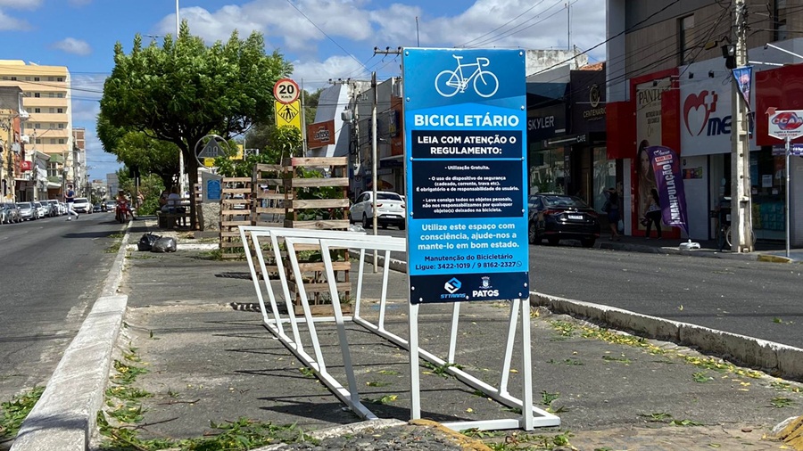 Prefeitura de Patos instala bicicletários no centro da cidade
