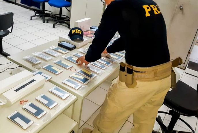 PRF apreende em Santa Terezinha-PB, 38 iPhones, tablets e relógios sem comprovação fiscal, avaliados em R$ 150 mil