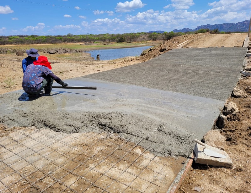 Prefeitura de Catingueira recupera passagem molhada no zona rural