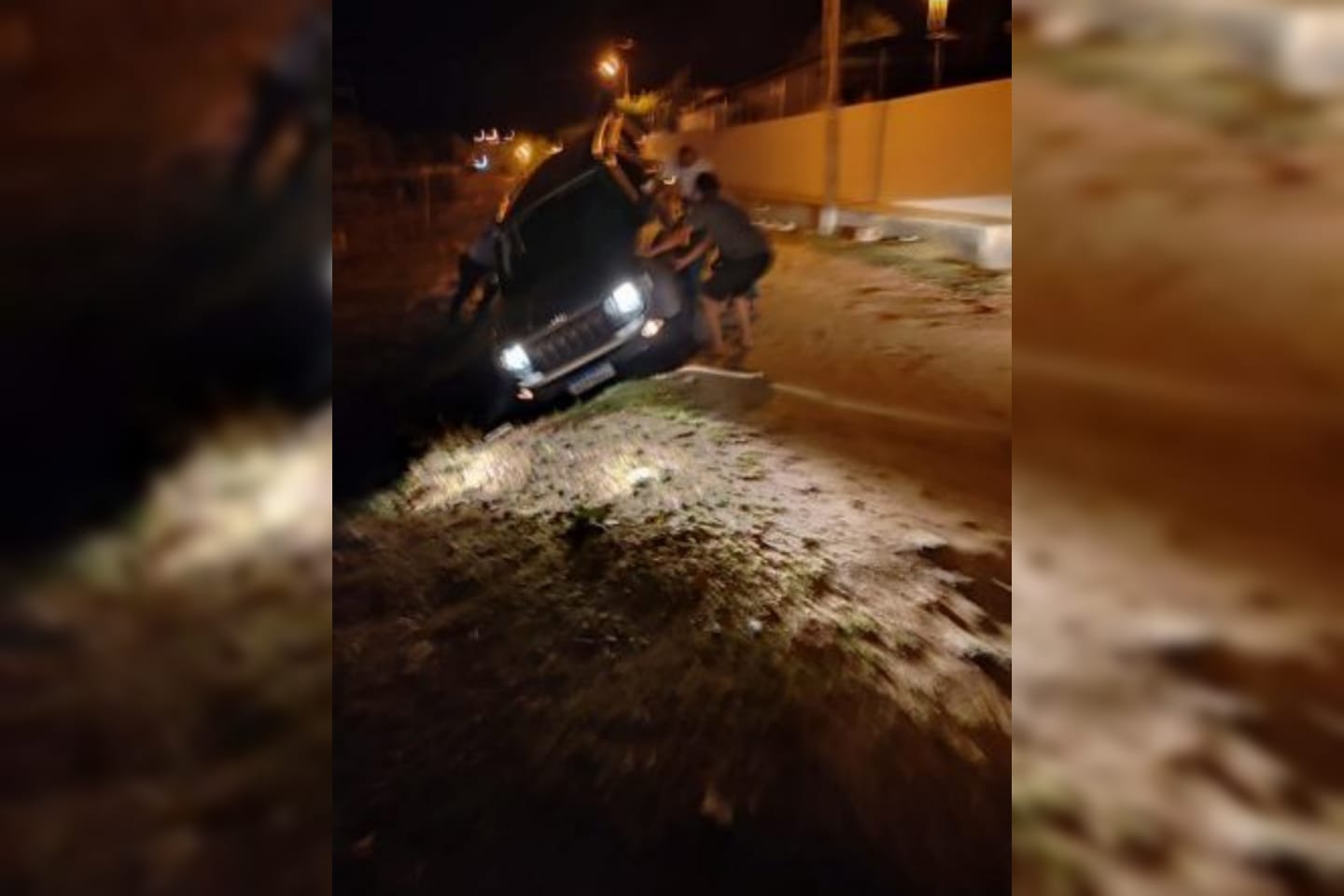 Carro cai dentro de buraco em Piancó e por pouco não tomba