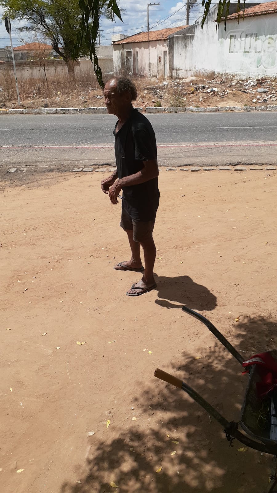 Fogo consome residência no bairro do Jatobá em Patos na manhã desta quarta-feira (08). Veja as imagens