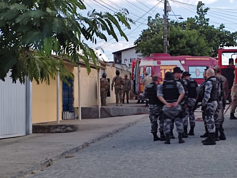 Homem tem surto psicótico e faz filhos reféns em Campina Grande; Após 6 horas de negociações ele se entregou