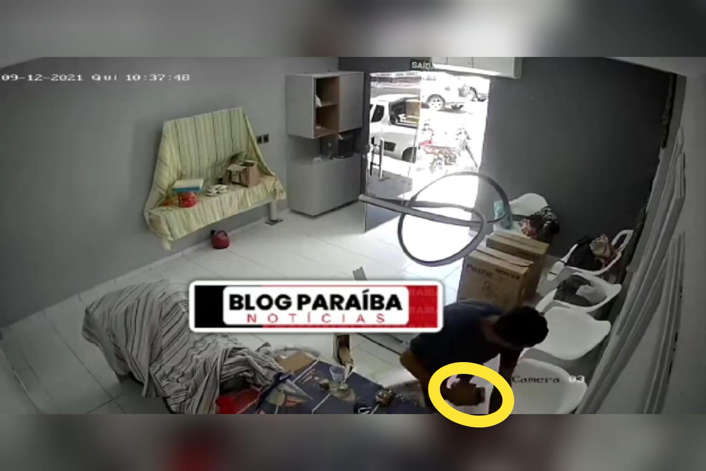 Jovem furta celular de loja em Patos, e câmeras de segurança flagram a ação