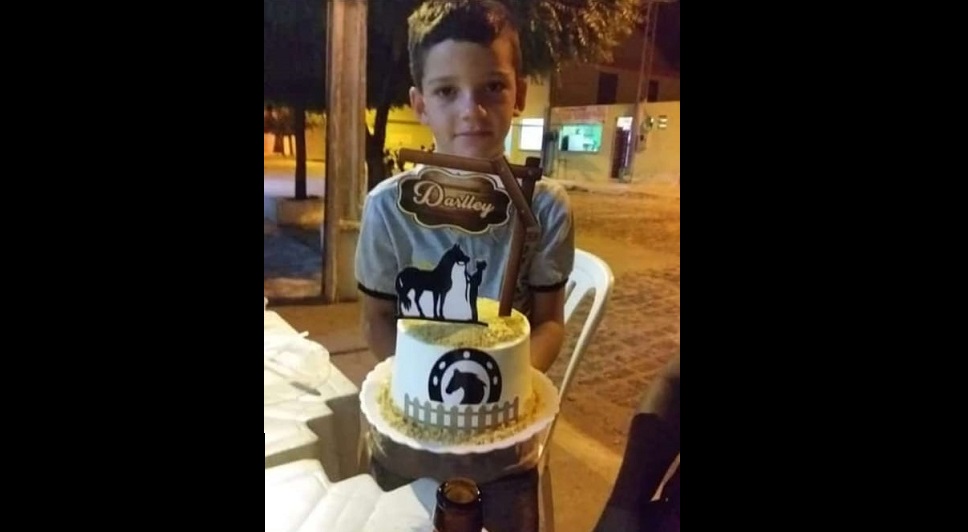 Menino de 8 anos morre vítima de choque elétrico no Sertão ao colocar celular para carregar