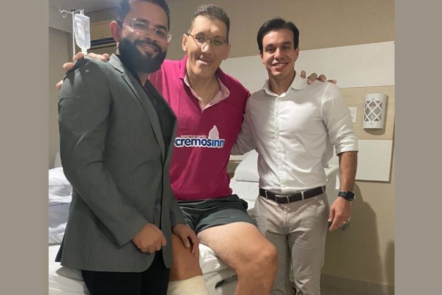 Após amputar perna, Ninão, homem mais alto do Brasil, recebe alta de hospital em Campina Grande