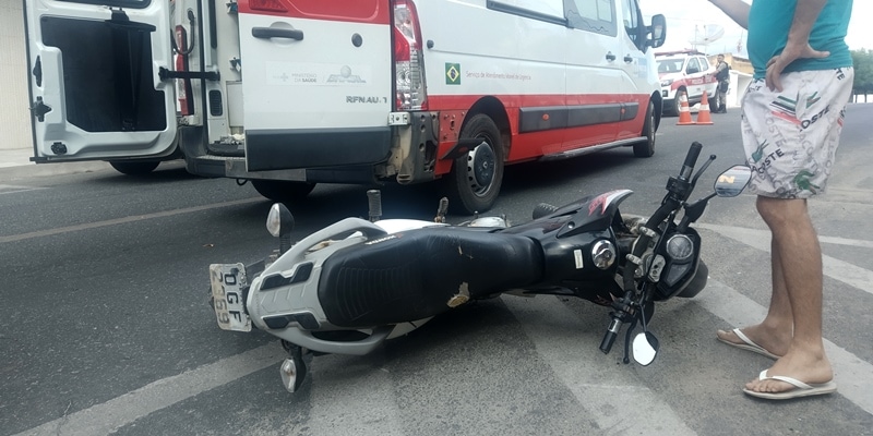 Motociclista com sinais de embriaguez colide em ambulância que estava prestando atendimento à vítima de acidente, na tarde deste sábado (11), em Patos