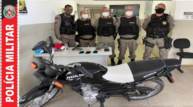 PM detém suspeitos de prática de roubo, recupera moto e apreende arma de fogo, em Assunção-PB