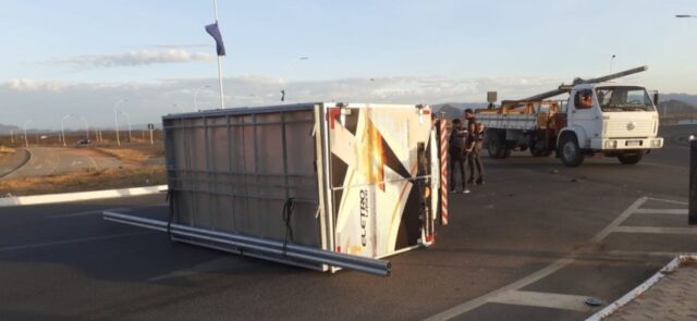 Vídeo - Caminhão tomba no girador da BR-230 em Patos e bate em outro veículo
