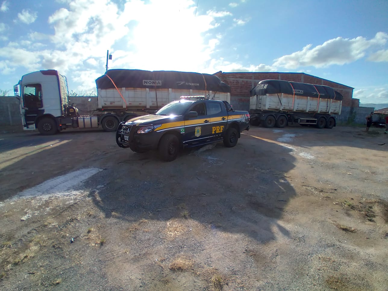 PRF apreende caminhão que transportava mercadorias com documento fiscal fraudado