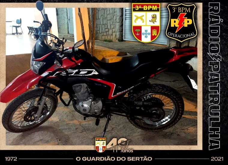 Polícia Militar recupera moto roubada instantes após o crime, na noite desta segunda-feira (13)