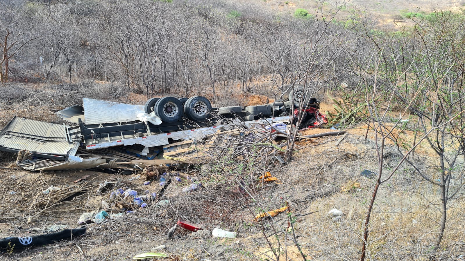Caminhão capota na Serra de Santa Luzia e motorista fica preso às ferragens. Vídeo