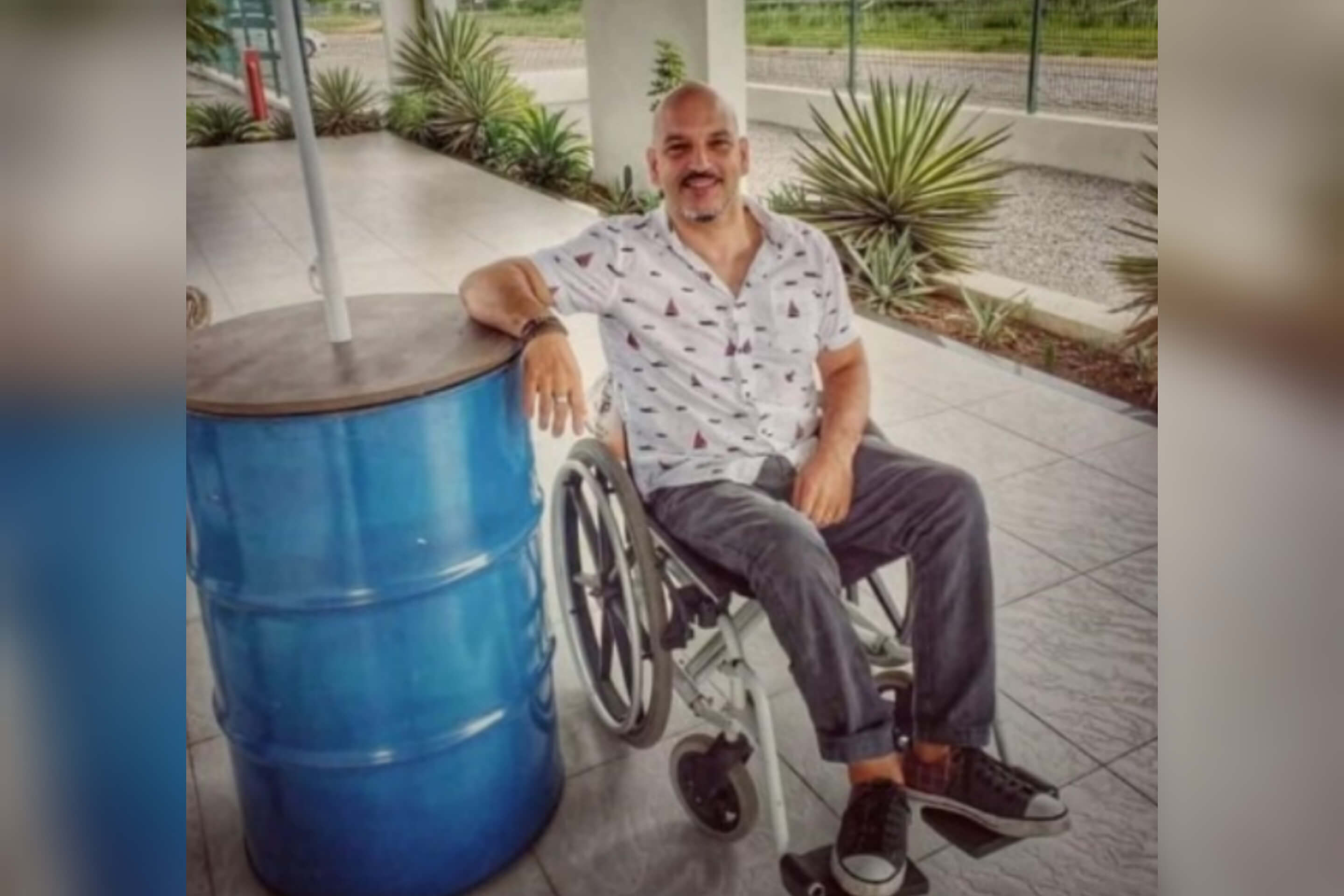 Cadeirante que fala fluentemente inglês, espanhol, francês e tem larga experiência administrativa, procura emprego em Patos