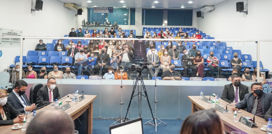 Sessão Solene homenageia com honrarias homens e mulheres que contribuem com o progresso da cidade