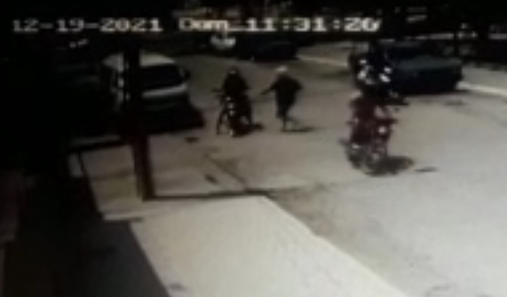 Homens em moto assaltam mulheres no bairro Brasília, em Patos, e são flagrados por câmeras de segurança; Veja
