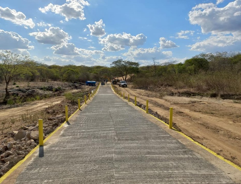 Prefeitura de Catingueira recupera mais uma passagem molhada na zona rural