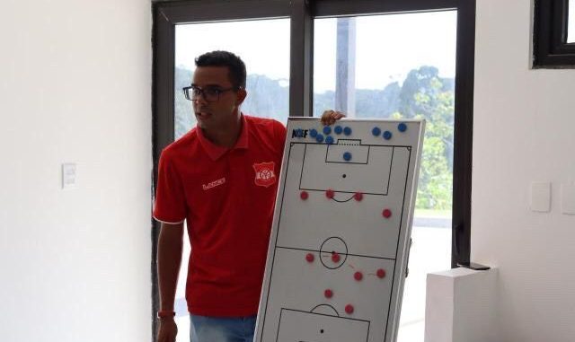 Auto Esporte anuncia saída do treinador responsável pelo retorno à primeira divisão