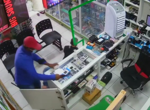 Bandidos armados assaltam loja de celulares e subtraem vários aparelhos, em Uiraúna-PB. Vídeo
