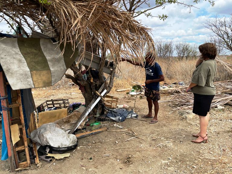 Visita técnica avalia situação de idoso desabrigado após incêndio em Patos