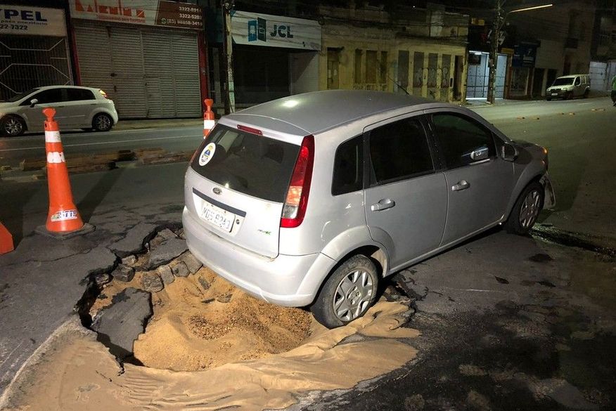 Asfalto cede após vazamento de água e carro quase é 'engolido' por buraco em Campina Grande
