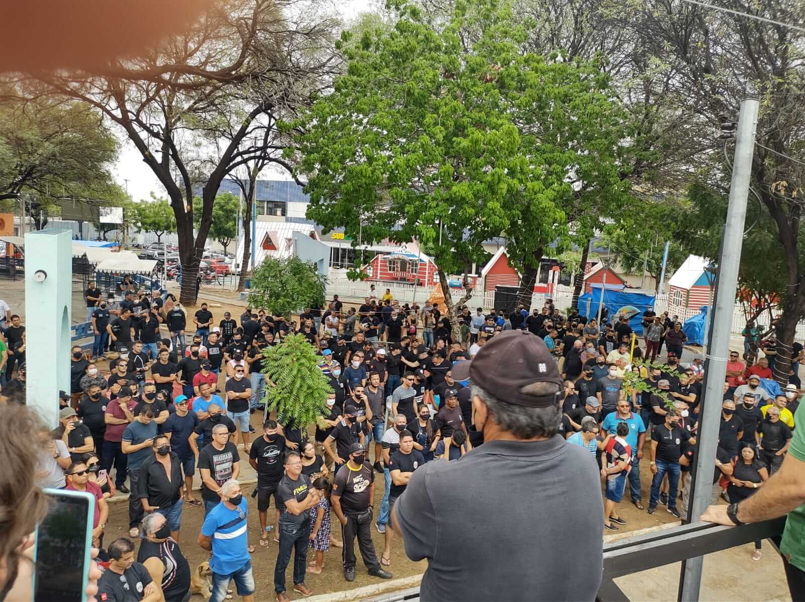 Policias militares se manifestam na praça Getúlio Vargas, no centro de Patos, nesta segunda (27); Veja fotos