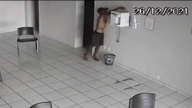 Ladrão rouba gelágua e cadeiras, e no dia seguinte volta para cortar fios de internet, em empresa de Patos. Vídeo