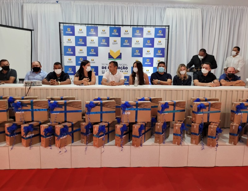 Prefeitura de Catingueira premia os professores da rede municipal de ensino com a entrega de notebooks