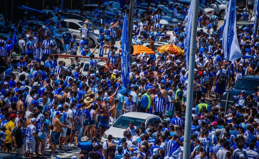 Sete jogadores acionam STJD cobrando salários atrasados do Avaí