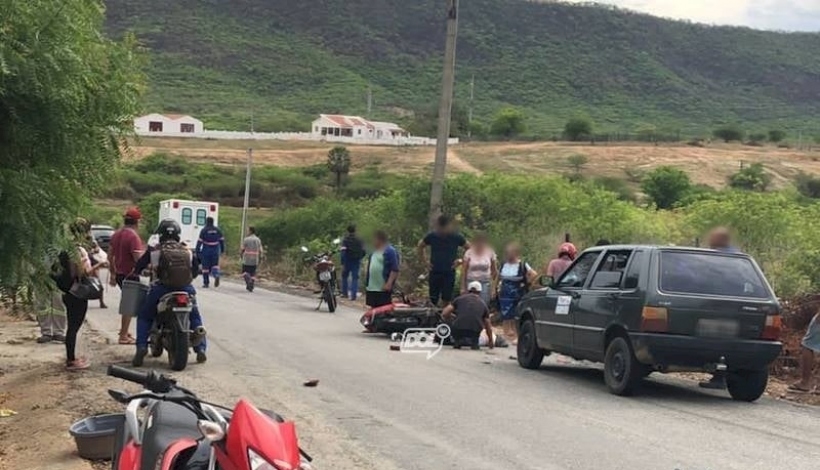 Motociclista quebra as duas pernas ao colidir com carro no Sertão