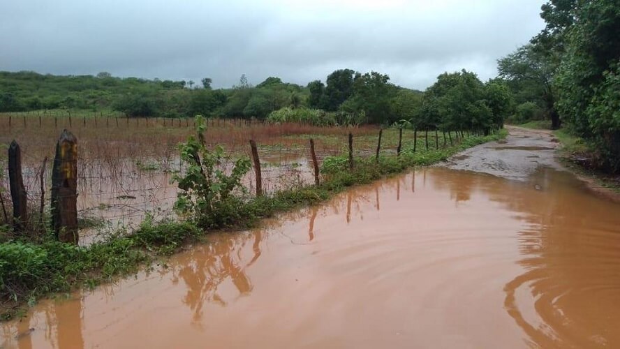 Rio transbordou no Sítio Redondo, em Cachoeira dos Índios (Foto: Redes Sociais)
