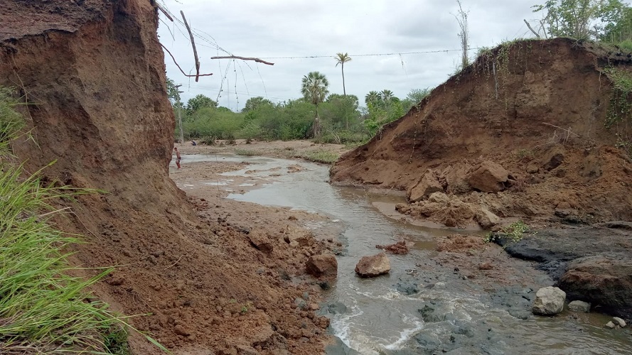 Após parede de açude se romper, água invade BR-230, em Cajazeiras, e assusta motoristas