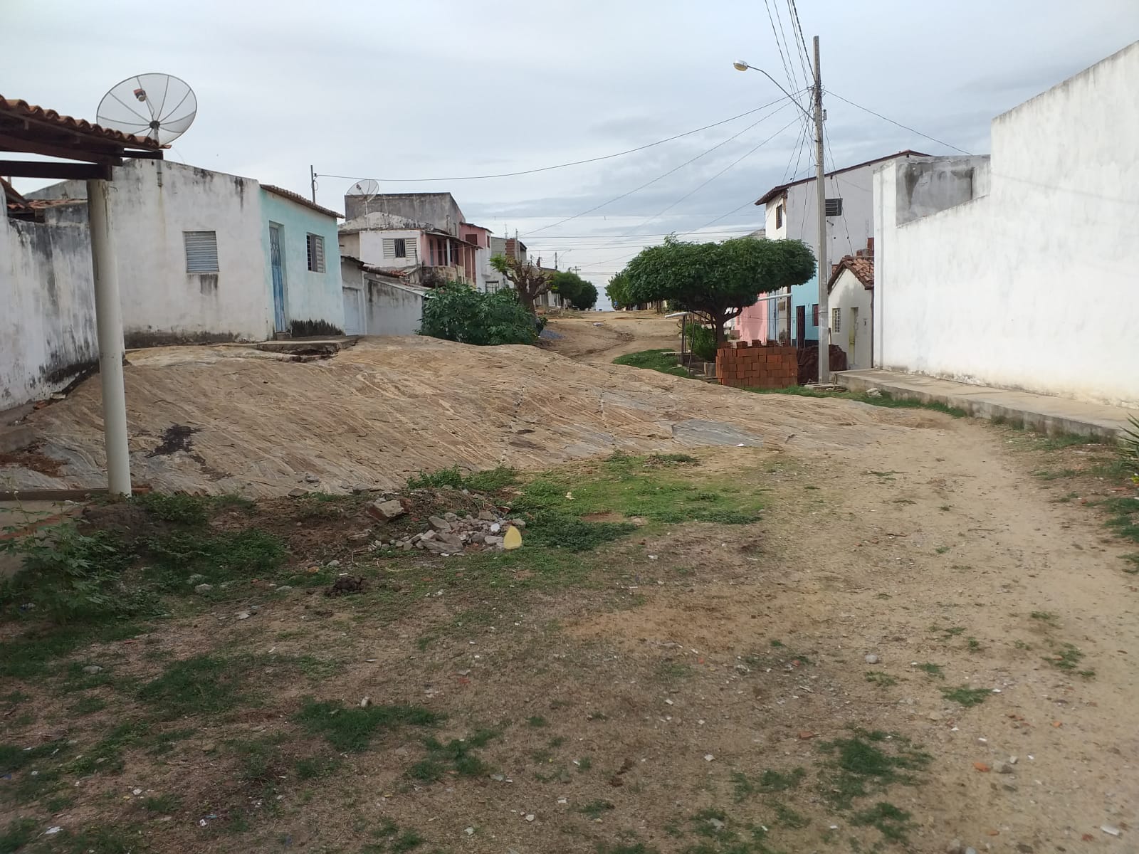Moradores do Monte Castelo pedem desobstrução de rua