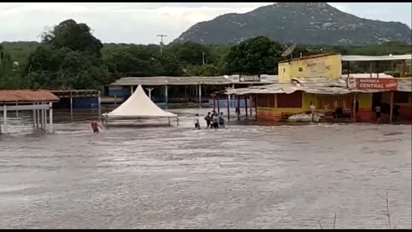 Restaurantes ficam inundados após nível do Rio Piranhas subir, na cidade de Paulista
