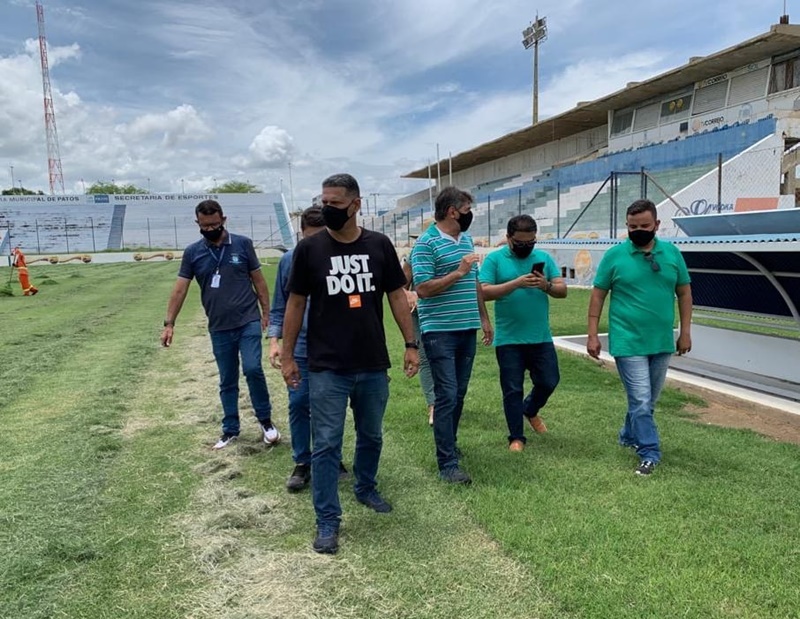 Diretoria do Nacional e secretaria de esportes de Patos fazem visita técnica ao estádio José Cavalcanti