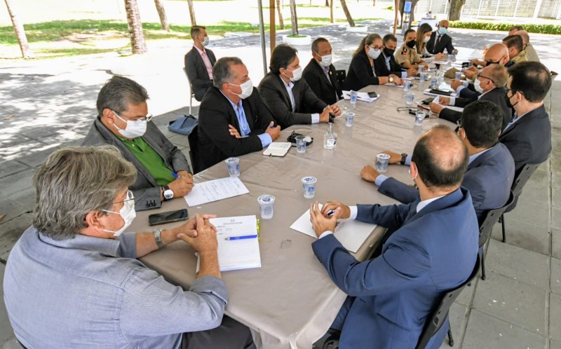 Em nova reunião com entidades policiais, João Azevêdo anuncia incorporação de 100% da bolsa, reajuste e aumento no plantão extra, e auxílio alimentação