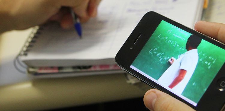 Mãe faz apelo para conseguir celular para filha assistir aulas on-line: “Ela pediu no Natal, mas não sobrou dinheiro”