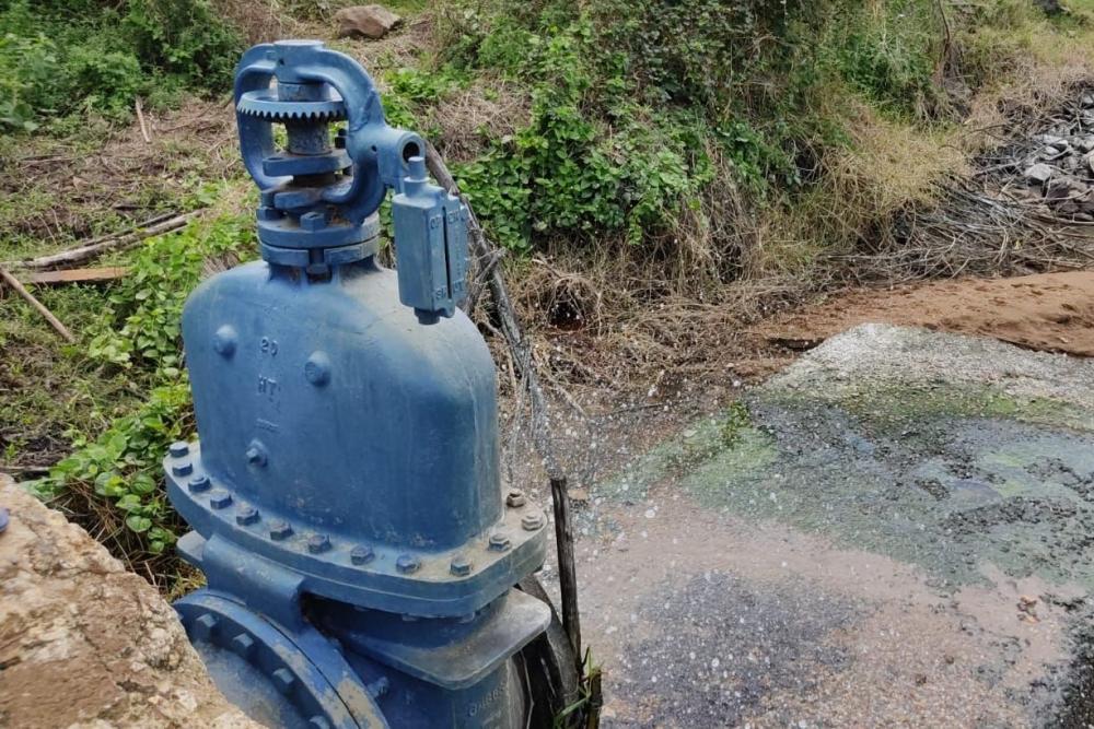 AESA realiza manobra de fechamento da comporta do 'Açude Cachoeira dos Cegos', em Catingueira