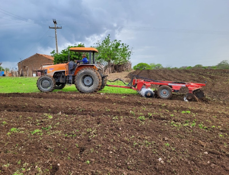 Prefeitura de Catingueira intensifica os cortes de terras e disponibiliza 5 tratores para atender a demanda