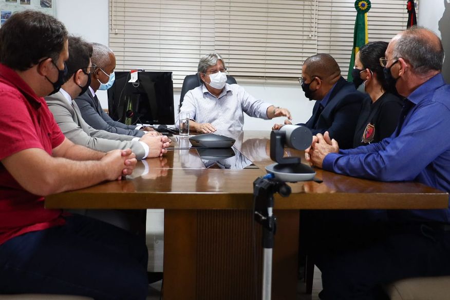 João Azevêdo recebe representantes da Polícia Penal e categoria aceita incorporação de 100% da bolsa desempenho e reajuste de 10% no salário