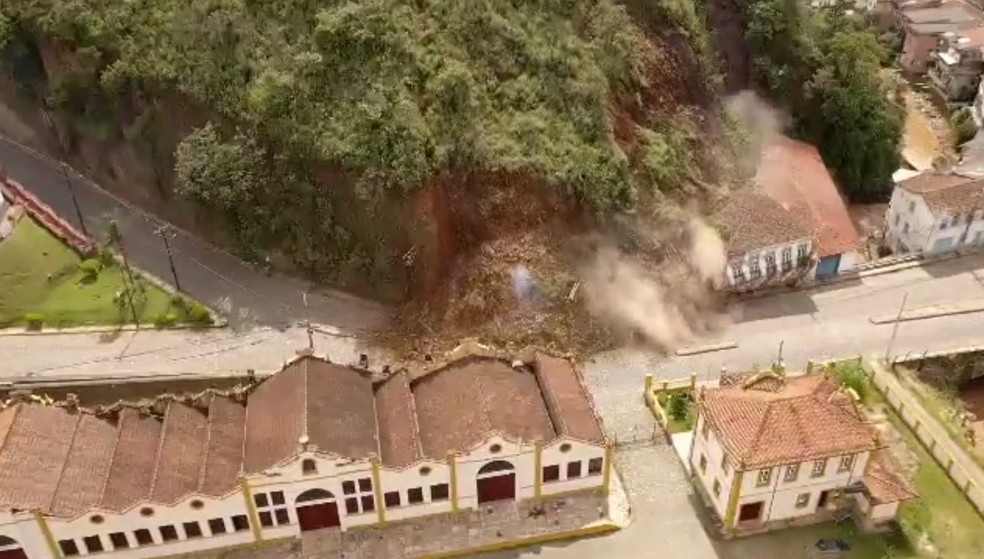 Deslizamento em morro no centro histórico de Ouro Preto destrói casarões em Minas Gerais